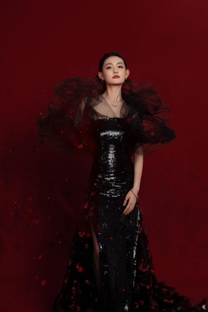 蒋依依的反差感真的太绝了，以前一直觉得她是软萌甜妹，结果黑红焰之花大片里红唇配黑