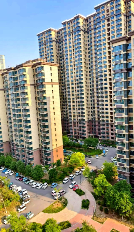 房价专家现在估计脸都绿了。他怎么也没料到，市场刚缓口气，就说出明年再跌2