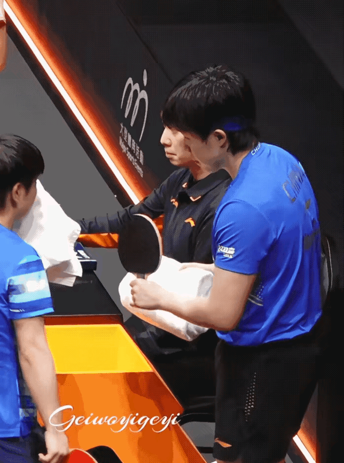 被细心的王楚钦感动到了！再次看香港WTT混双决赛依然被大头的细心感动。他似乎所