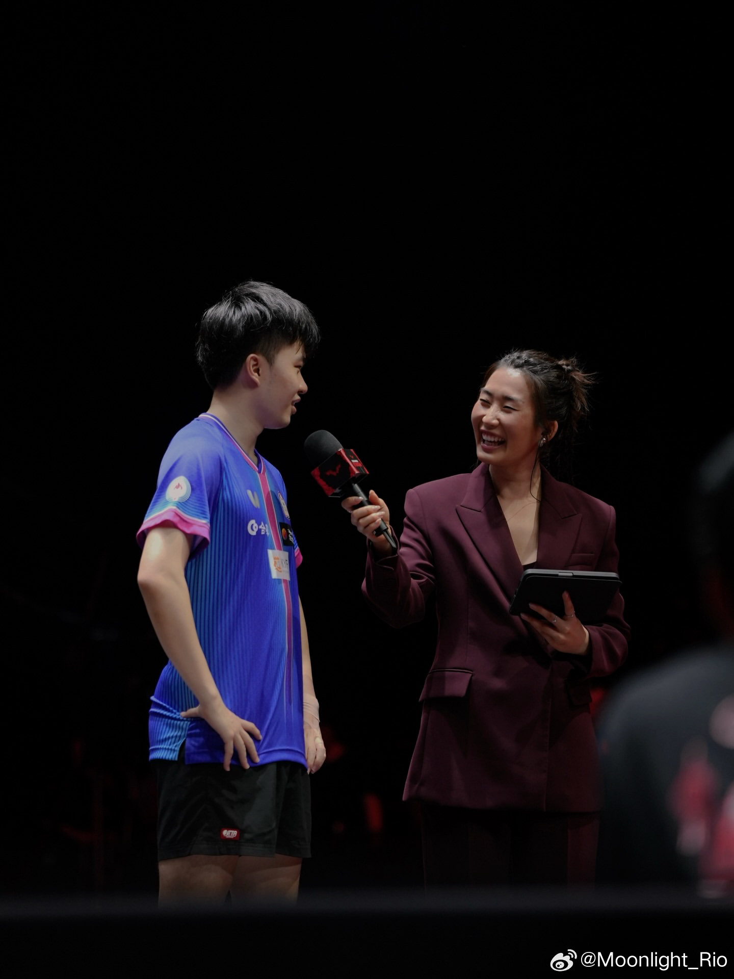 主持人姐姐放了一张蓝猫内场采访图骄傲小咪😼