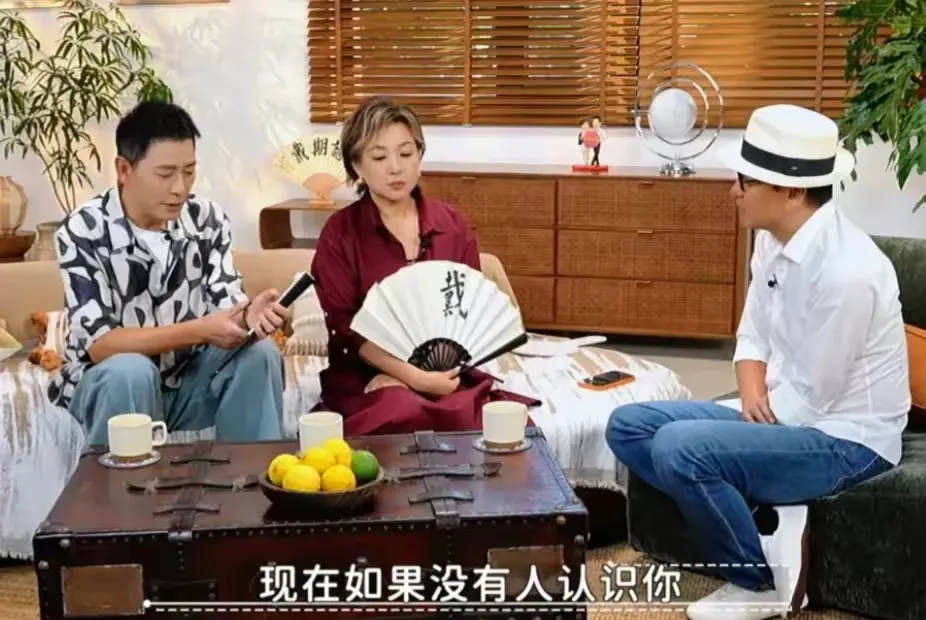 戴军问周杰：“你现在走大街上如果没人认识你，你受得了吗？”周杰：“太开心了！”戴军：“为啥？”周杰：