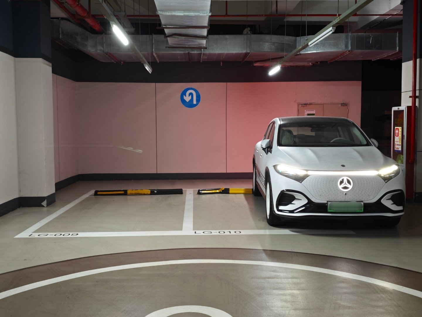 这个奔驰车主一看就不会开车，你看着这车停的多歪！这智商，骂他！[doge]大v聊