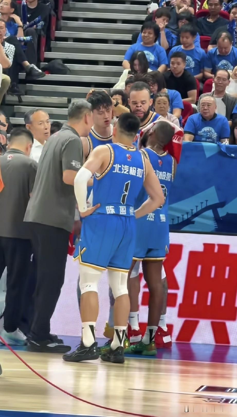 说实话北汽队出现凝聚力问题根本不赖球员，问题出现在到底谁是主教练？如图所示，场