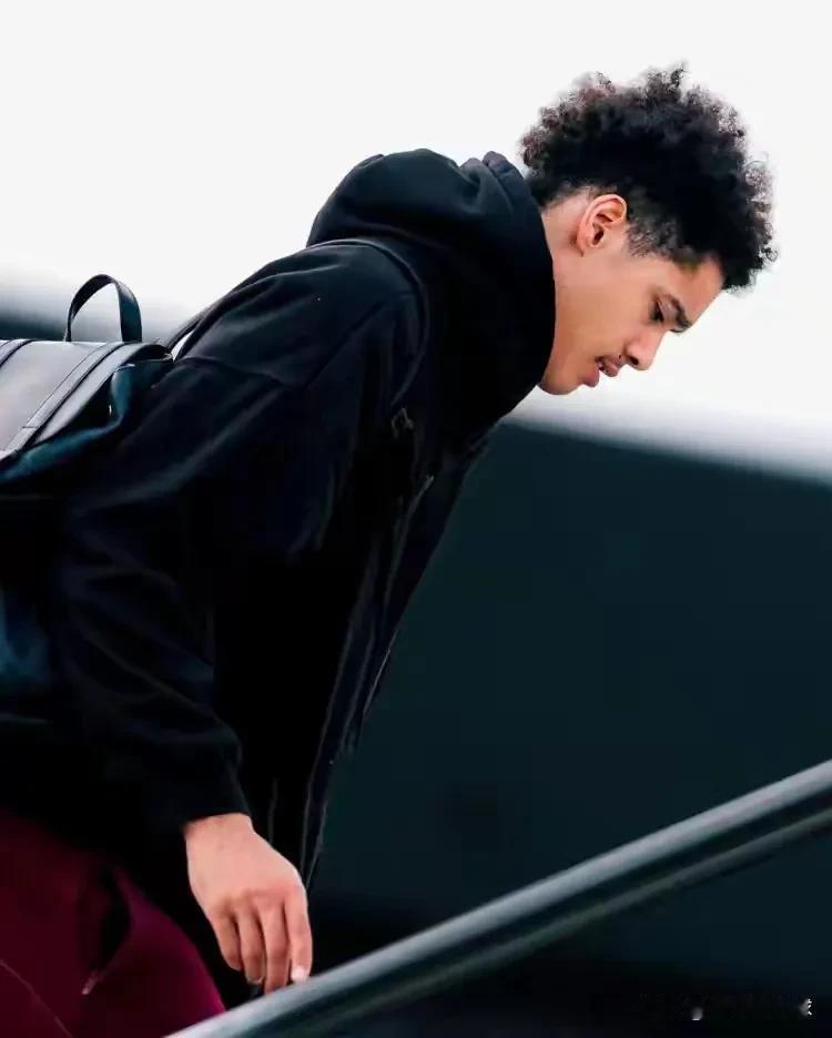 下面是一条关于快船新星尼德豪泽的坏消息！明天快船将会坐镇主场迎来和勇士的焦点战，