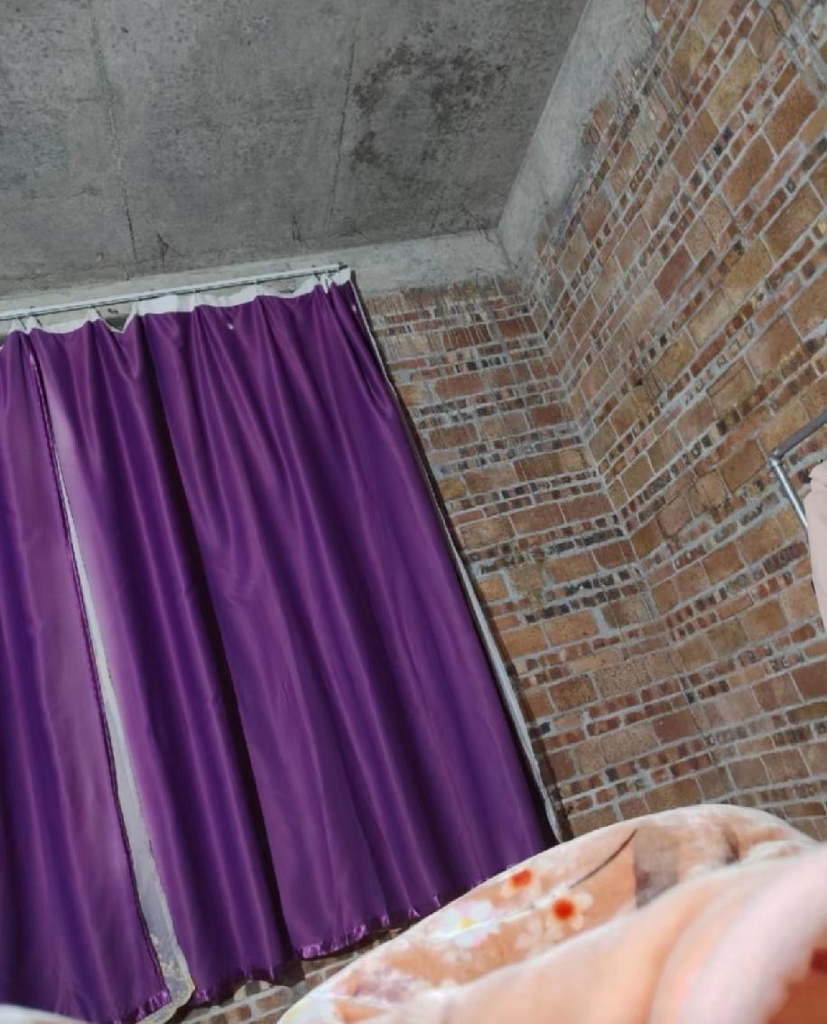 广西的友友们，不会只有我还在睡这种房间吧😂每次刷到别人精致的卧室布置，再看看