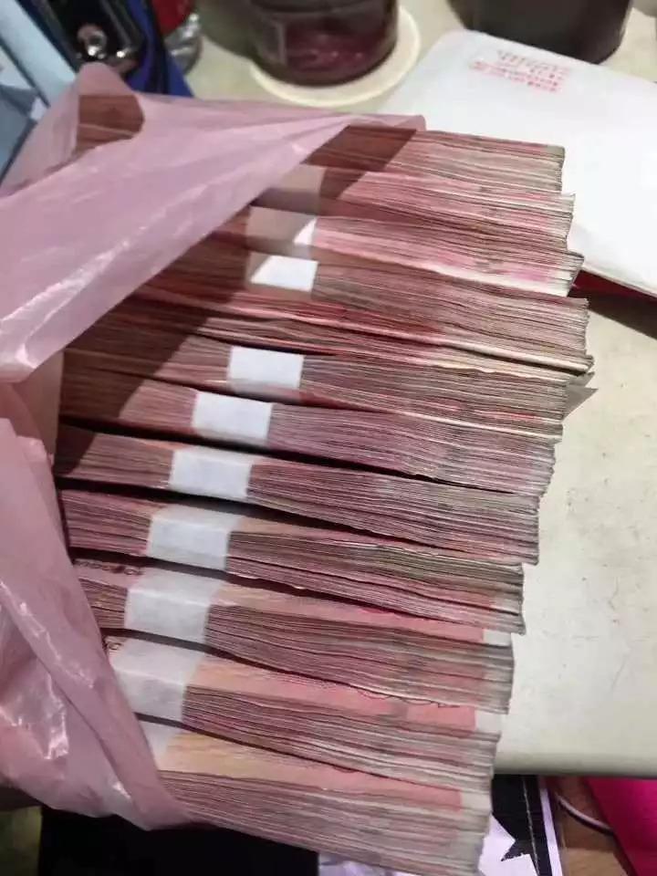 闺蜜的领导喜欢她，遗憾的是，两个人都有家庭，闺蜜委婉的拒绝了，我无意间和好友聊