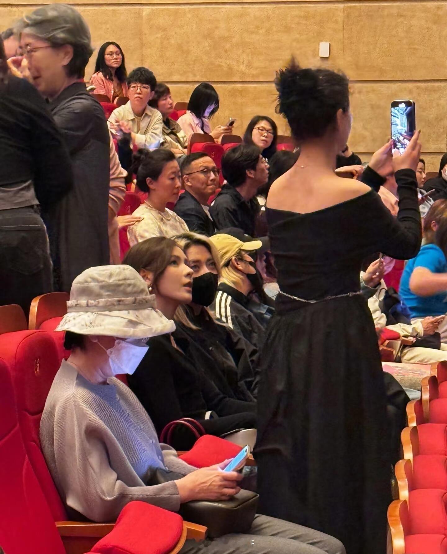 张予曦刘忻一起看陈丽君新剧张予曦刘忻的现身像一道彩虹桥，链接着传统戏曲与现代舞台