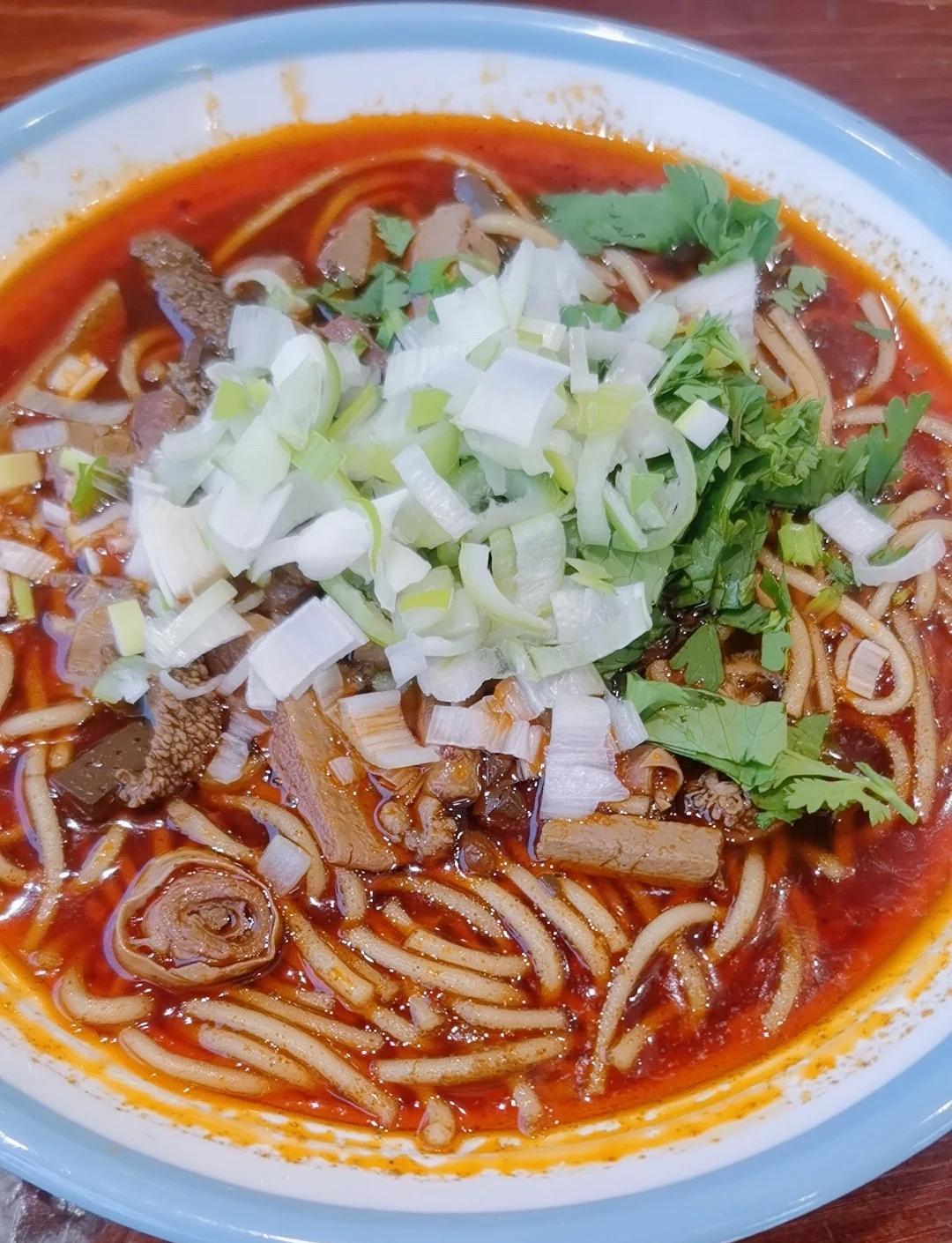 山西大同美味早餐，这些本地人推荐的味道值得吃！大同早餐推荐：1、红油羊杂粉｜