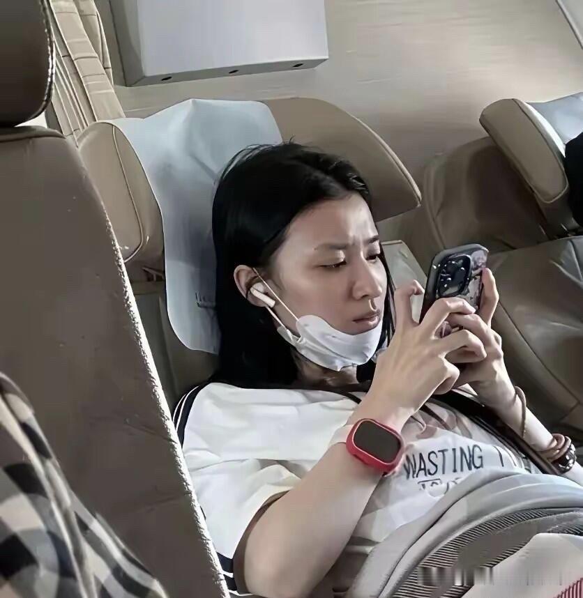 仔细看一看，这一位在专心玩手机的大明星是谁呢？她脸上的皮肤状态很一般，在没有滤镜