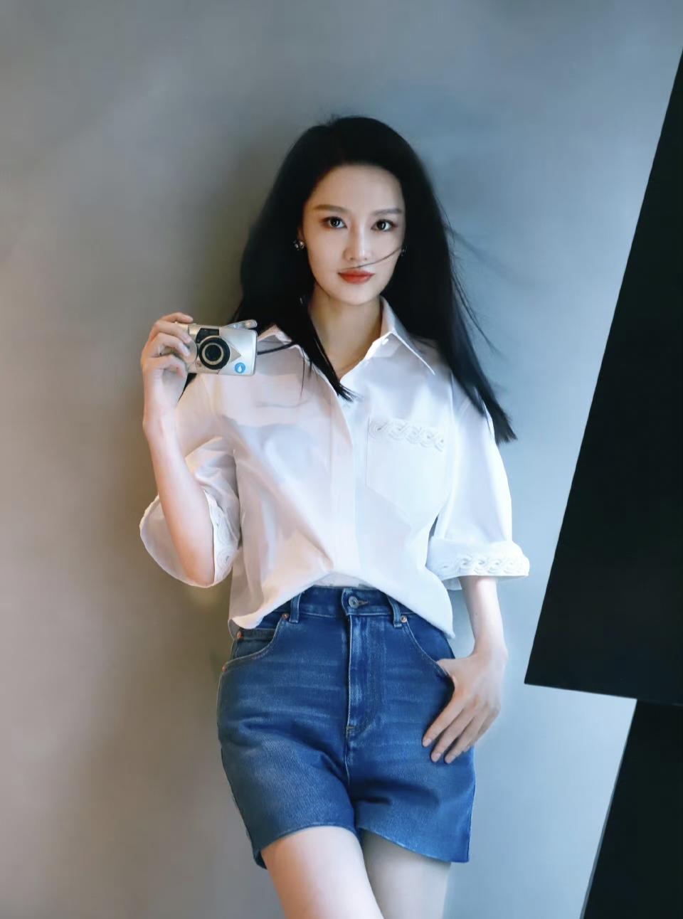 李沁的气质真是出挑！穿白色衬衫+蓝色牛仔裤短裤，时髦洋气又高级！李沁身材高
