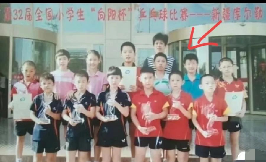 找到了，莎莎今天采访时说小时候去过新疆，原来是这个时候，还以为是十几岁的时
