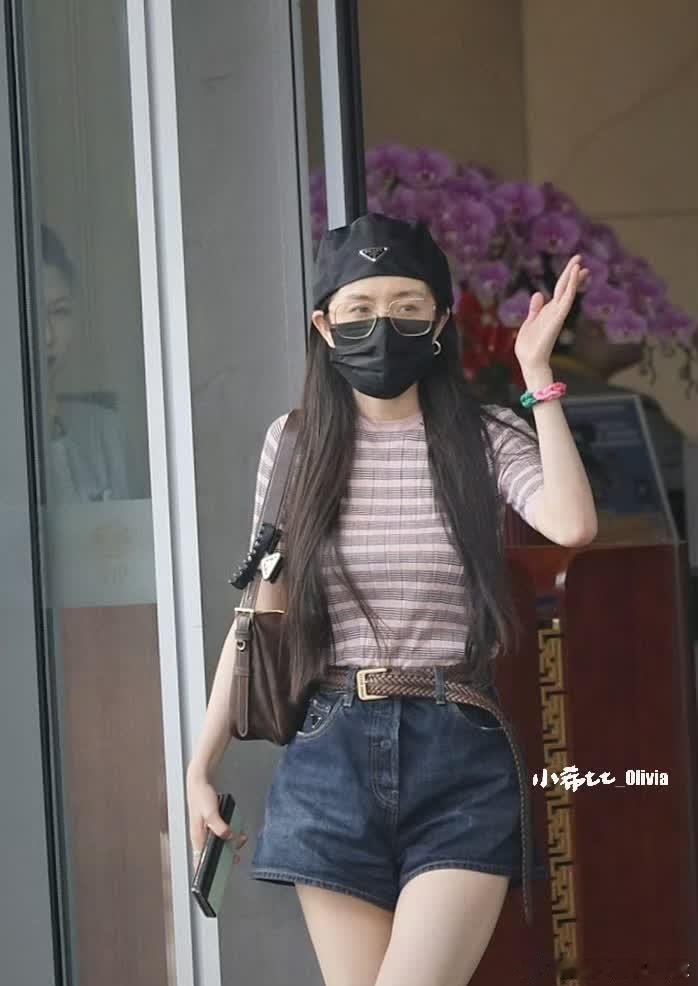 杨幂即使是素颜出镜，依然散发着令人心动的美丽。​​​