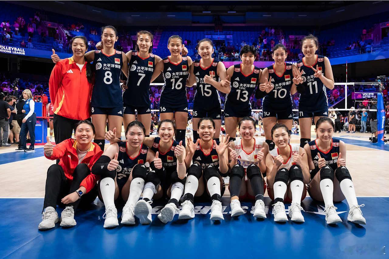 2025世界女排联赛中国女排3比2逆转美国女排中国体育报：逆境奋起永不言败精神