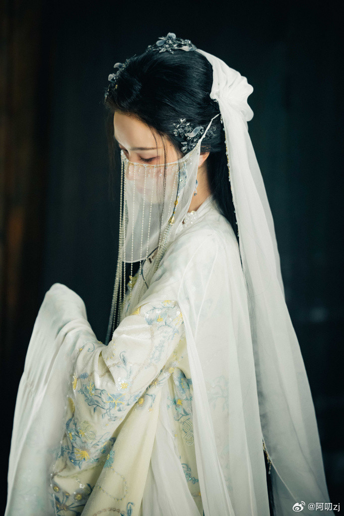 陈都灵怎么往人心里弹琵琶不必争辩雾妄言是妖是仙，她一抬眼一抚弦，便胜却人间无数