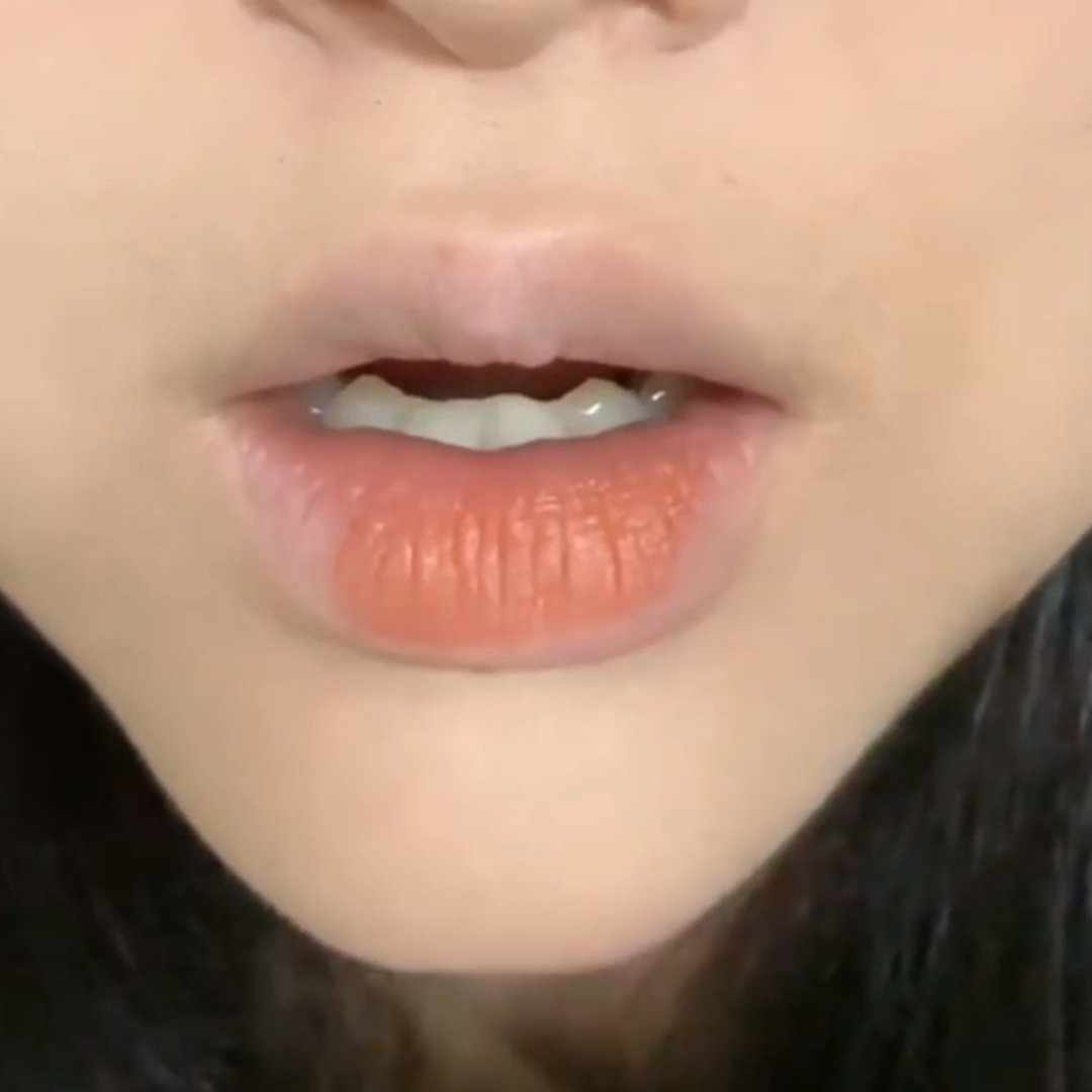 橘棕调口红简直是深唇调节唇色的神器！以前涂红棕调总怕显老气，直到挖到这支带橘调的