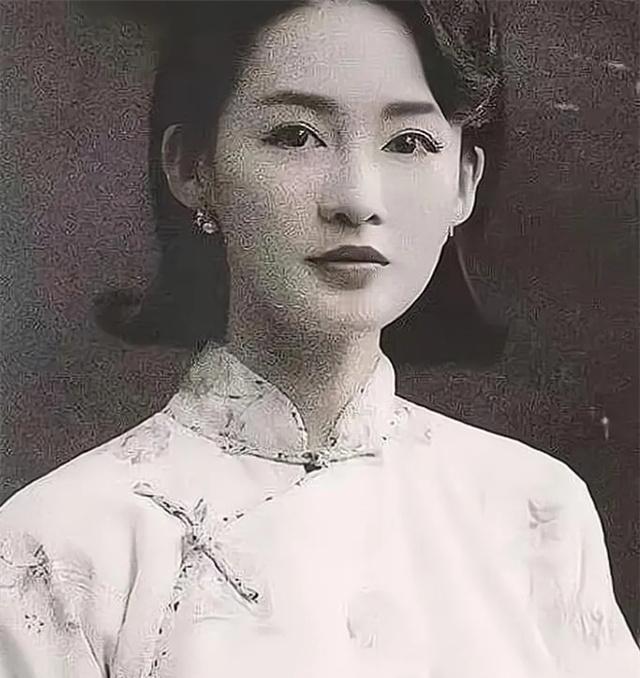 1918年，一个女孩因为结婚6年无法生孩子，被丈夫赶出了家。之后她被一个年轻军官