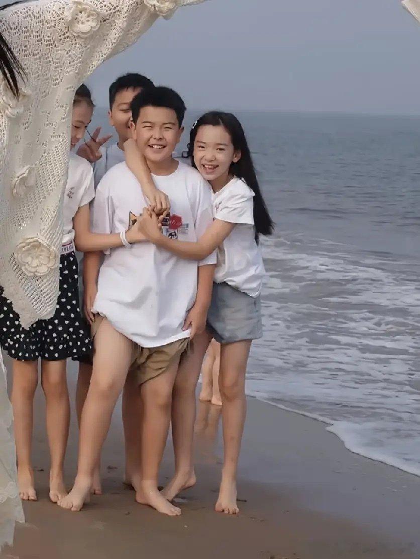 董璇和佟丽娅带孩子去海边玩，小酒窝和朵朵玩得超开心，看这个海滩背景，她们应该是在河北秦皇岛阿那亚，董