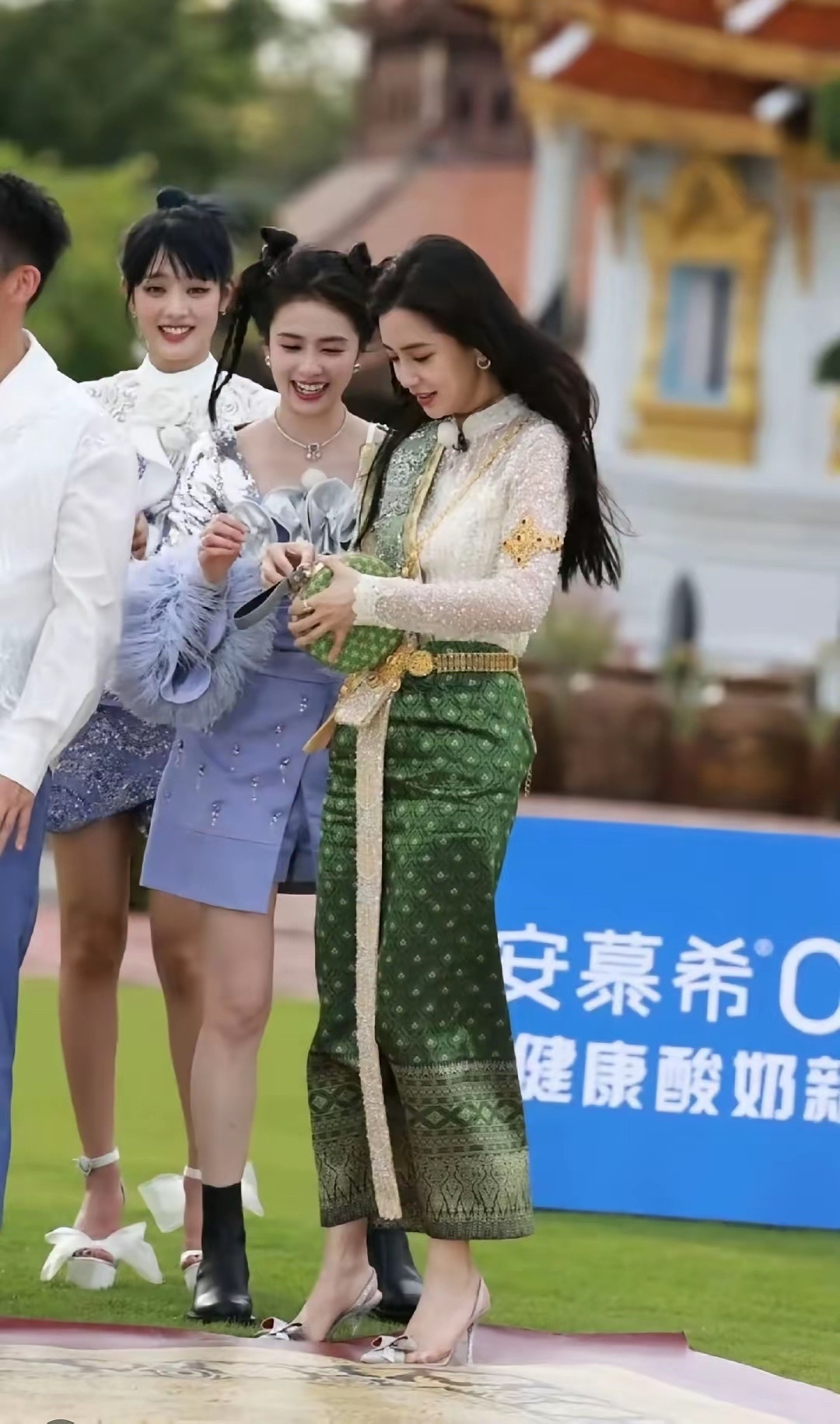 白鹿好漂亮和Angelababy同框气质丝毫不输