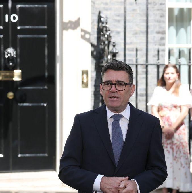 英国传来消息！2026年10月13日，英国首相伯纳姆12日在议会扔下一颗重磅炸