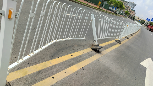 我能去催交警队吗早上上班不小心撞护栏了，车拉回4儿子店（刚买一个月7.19提车