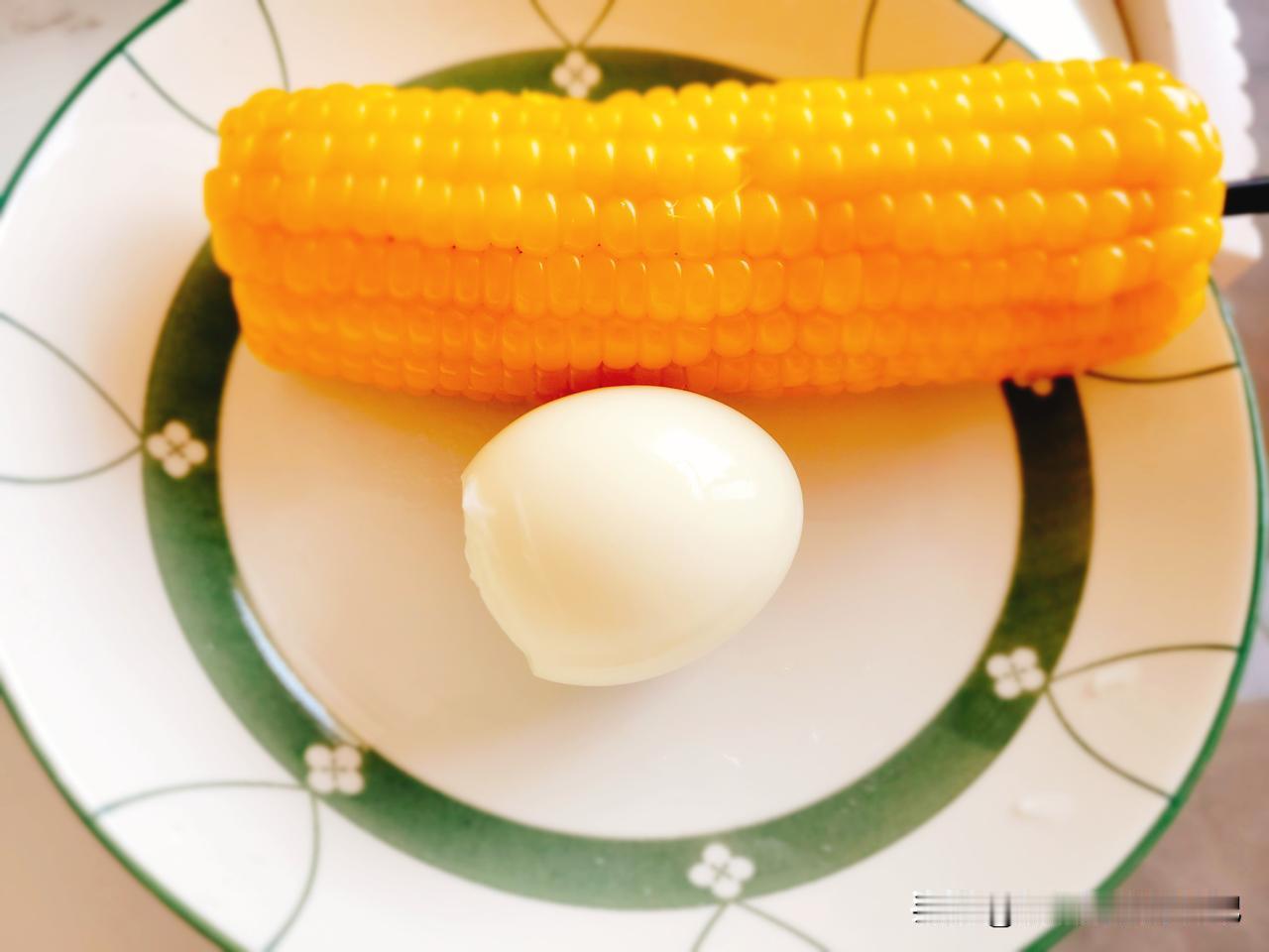 今日份轻食早餐：一个水煮蛋、一根玉米、一份小白菜炖虾仁虾滑。吃的饱饱的胃肠还没有