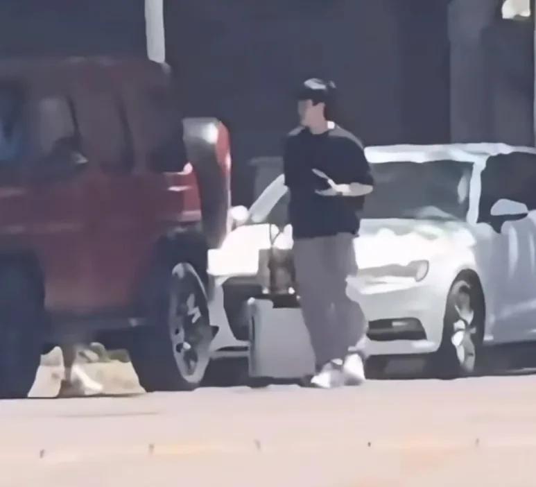 王楚钦今天穿的这个灰色裤子在网子被蛐蛐一天了，势头还没有减弱这不用说，大头那特