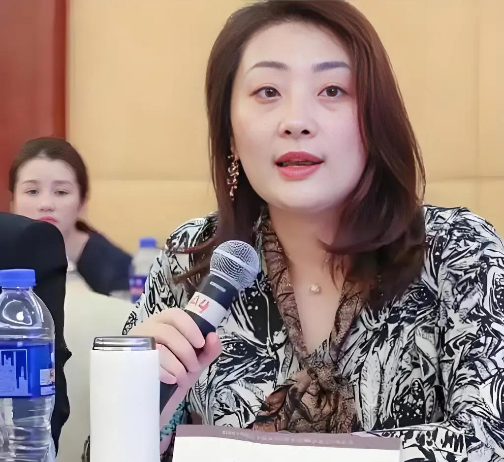 从宗馥莉解约王力宏这件事上，就能看出她有多么六亲不认。王力宏为娃哈哈代言了20年