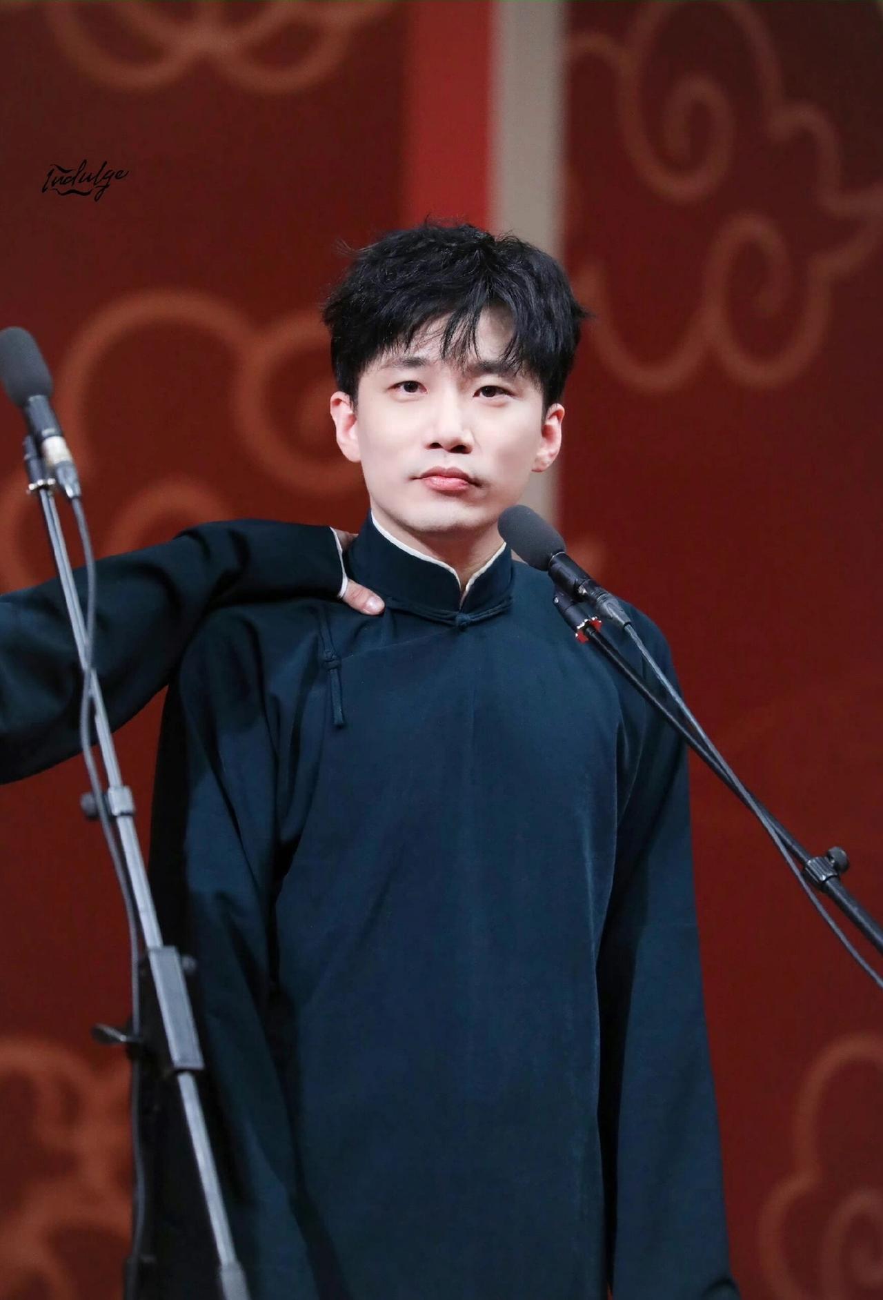 一个在德云社算不上顶流的捧哏演员何九华，却常年游走在舆论风口。台上他安安静静站在