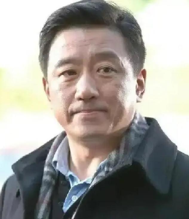 1997年，一男主角拍了70%的戏，以为拿捏住了剧组，当场罢演要加钱。导演陈国军