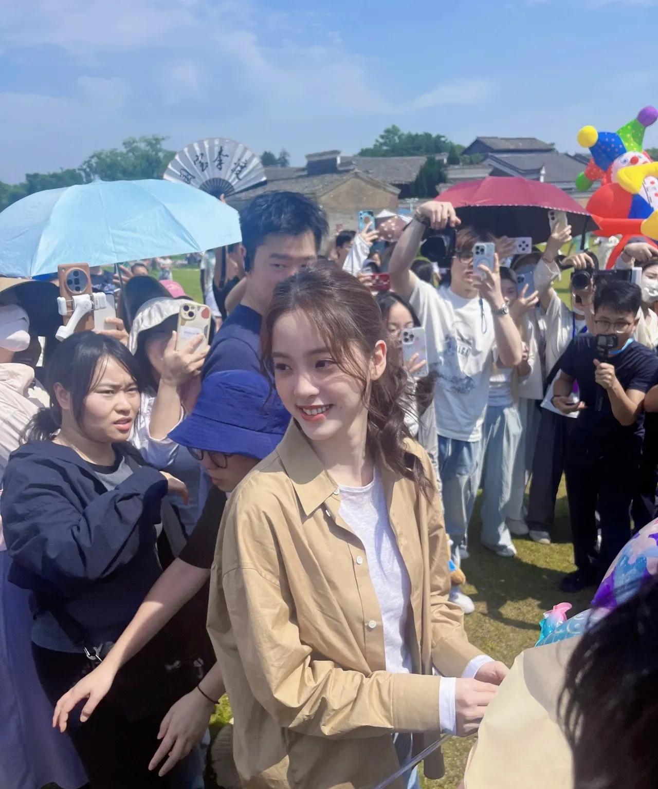 欧阳娜娜太美啦！皮肤白嫩白嫩的，欧阳娜娜，最漂亮的就是这双迷人的大眼睛，太美啦！