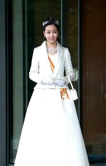 他雕的龙被喷“丑哭祖宗”田世信把龙做成佝偻老人，龙角像枯枝，龙鳞裂成老树皮