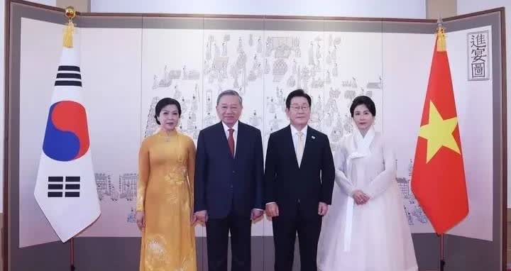 苏林携妻子吴芳璃访问韩国，为期四天。李在明举行隆重的欢迎仪式，58岁的第一夫