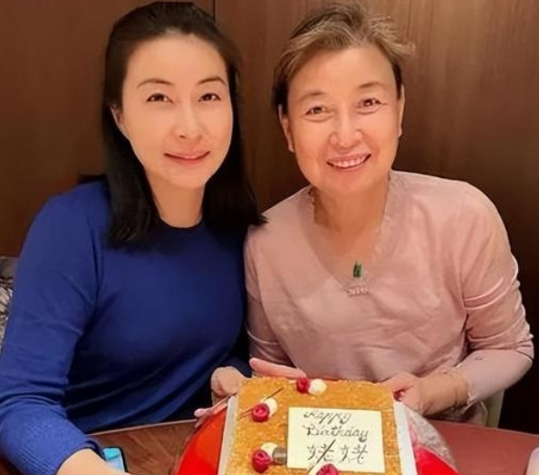 当年，郭晶晶结婚时，郭父母退回1100万彩礼，和价值3亿的四合院，婚礼当天，郭父