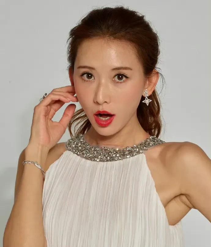 我承认又被志玲姐姐的生图美到了！尽管岁月在走，可她的皮肤状态简直逆天，细腻光滑