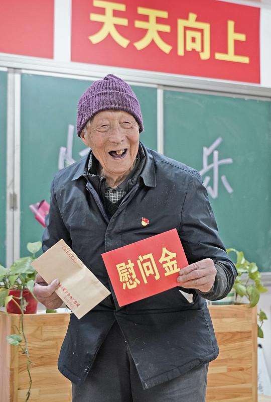 上周五那天，我收到了学校办公室发来的短信：“退休教师请于下午3点到校领取慰问品。