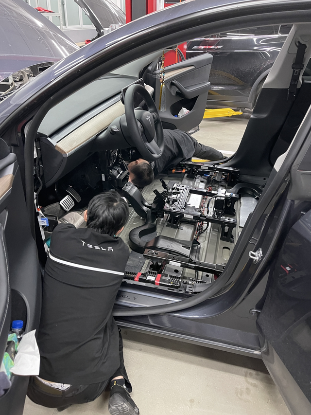 特斯拉车子原因车内地毯下进水发霉发臭前段时间车子内开始发臭，停一晚上刚上车就很