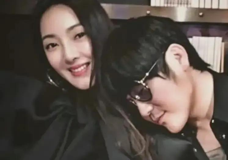 曹格最近在粉丝见面会上闹了个小插曲。一个女粉丝长得太像他前妻吴速玲，把他惊着了。