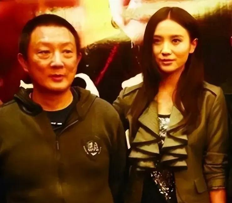 毁了半个娱圈美人的“风流导演”，如今67岁跌落神坛？明明其貌不扬的张黎，曾经的