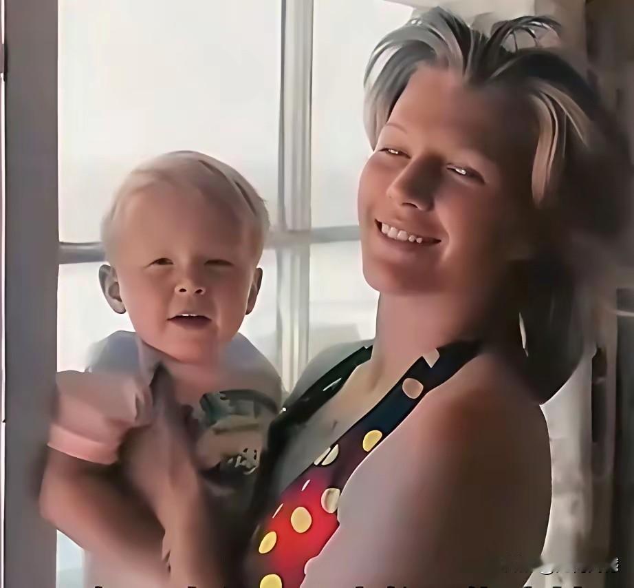 马斯克的母亲，年轻的时候就有魅力，到老了，依然还是那样有魅力，又多了一份优雅的气