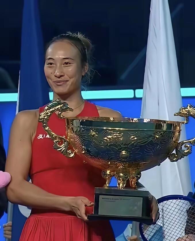 李娜手握澳网和法网两座大满贯冠军，郑钦文呢？奥运金牌、亚运金牌、中网冠军都拿了，