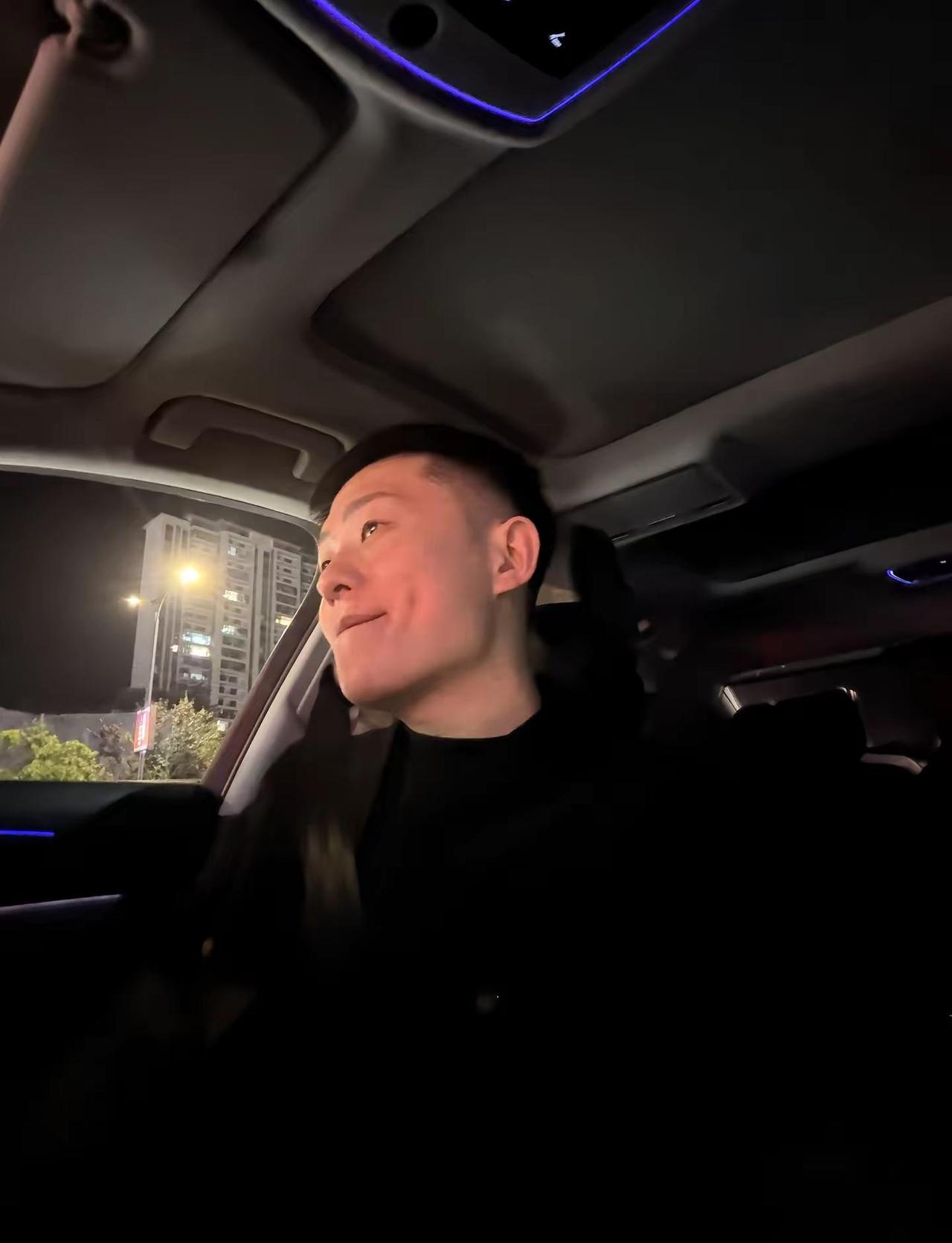 阴2019.4.6.来云南旅游.在云南玩了一个月.在一家街边的烧烤摊上.遇