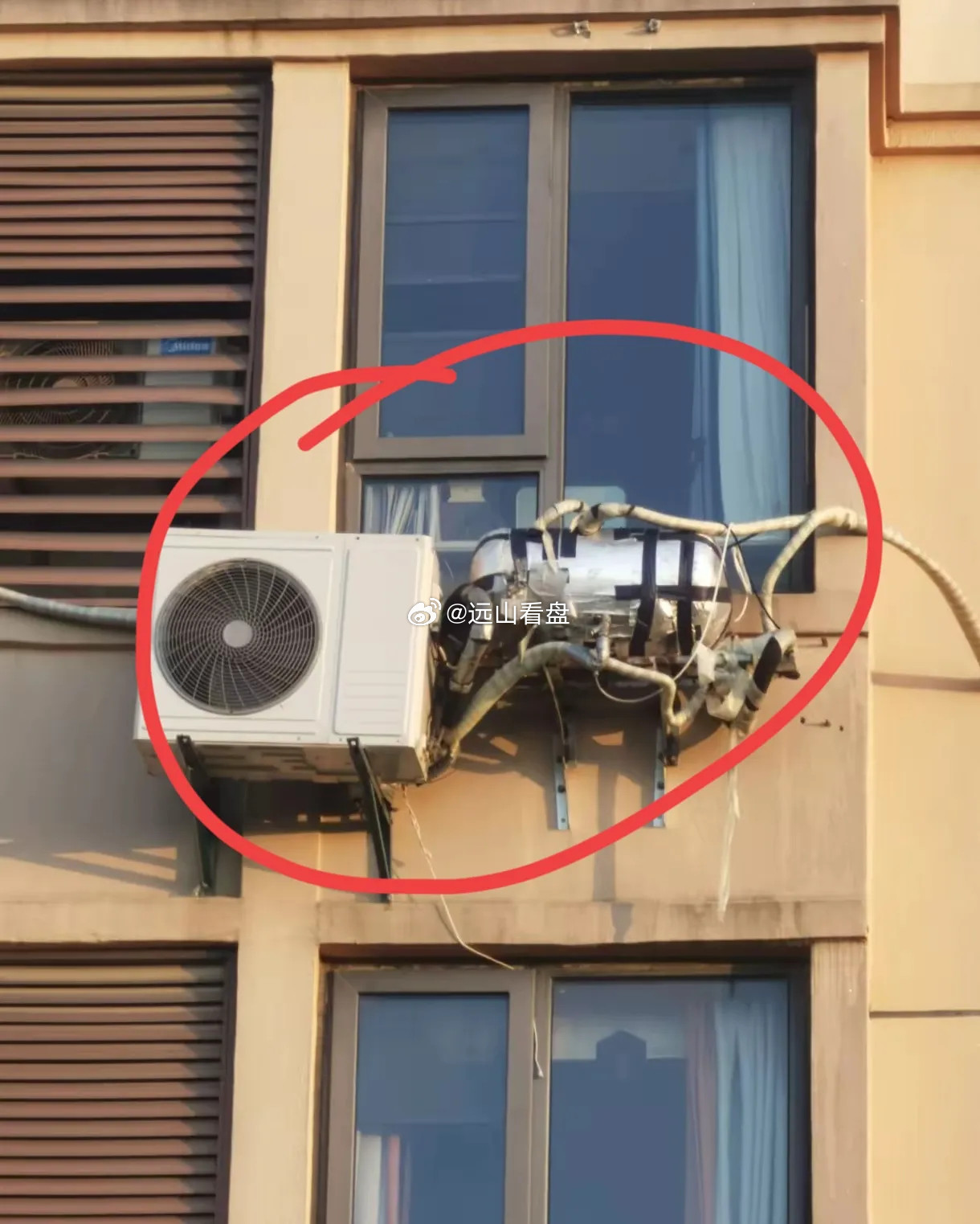 有没有空调方面的高手？空调右边的这个是什么装置啊？我属实是第一次见到，感觉像是一