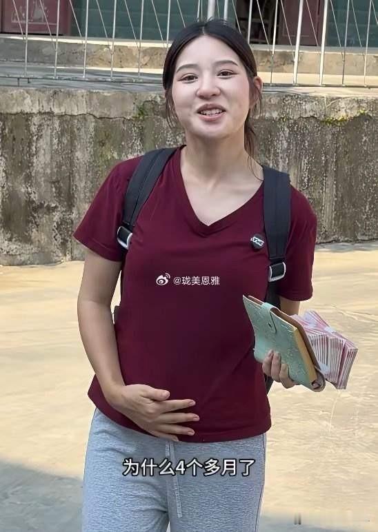 现在的网友也真是够包容的了！网红阿梓的肚子都这么大了，蹲下站起来都要用手扶着，可