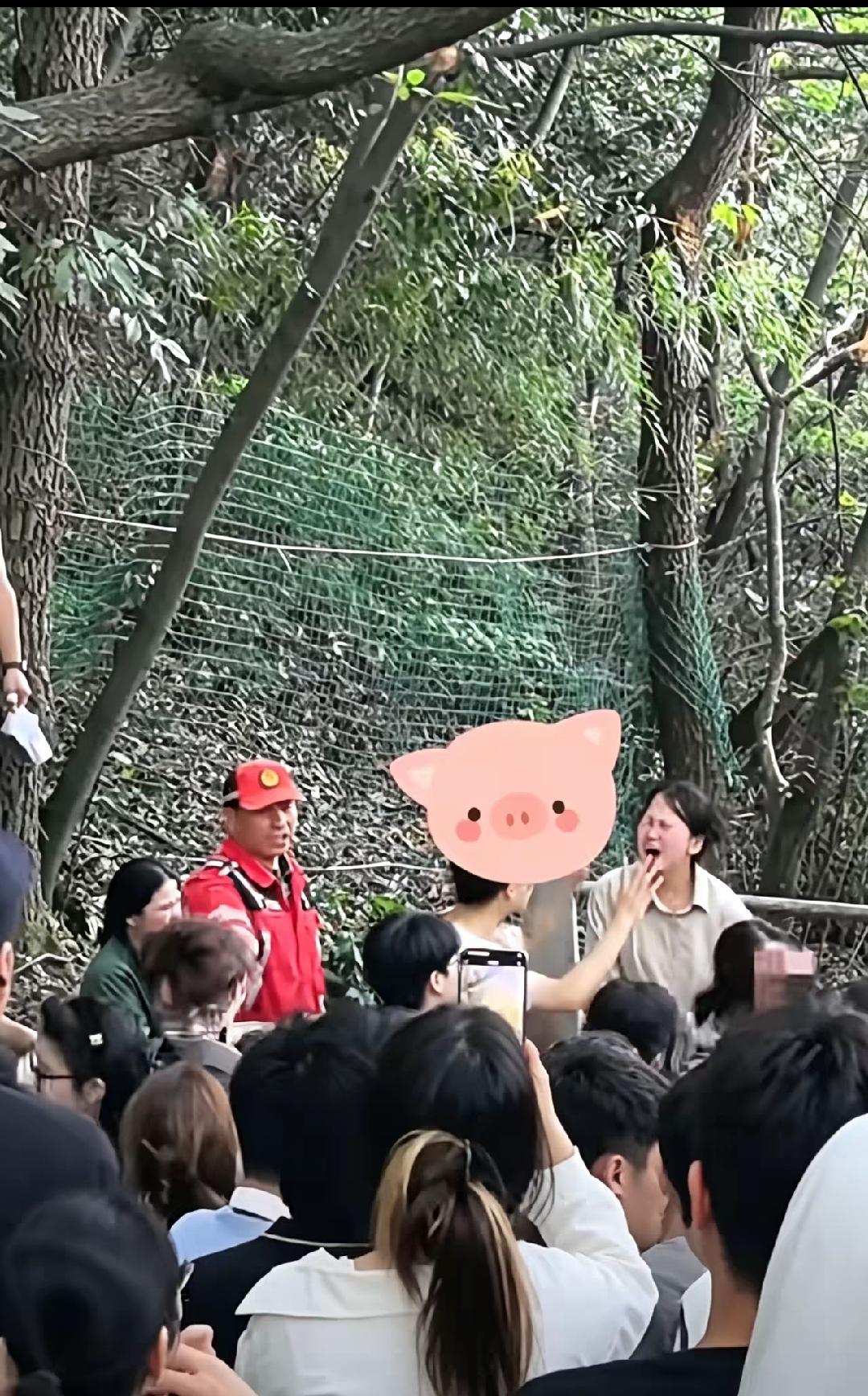 男朋友带着女朋友的闺蜜去爬杭州北高峰，女朋友带着另一个闺蜜也去爬山了，但这四个人