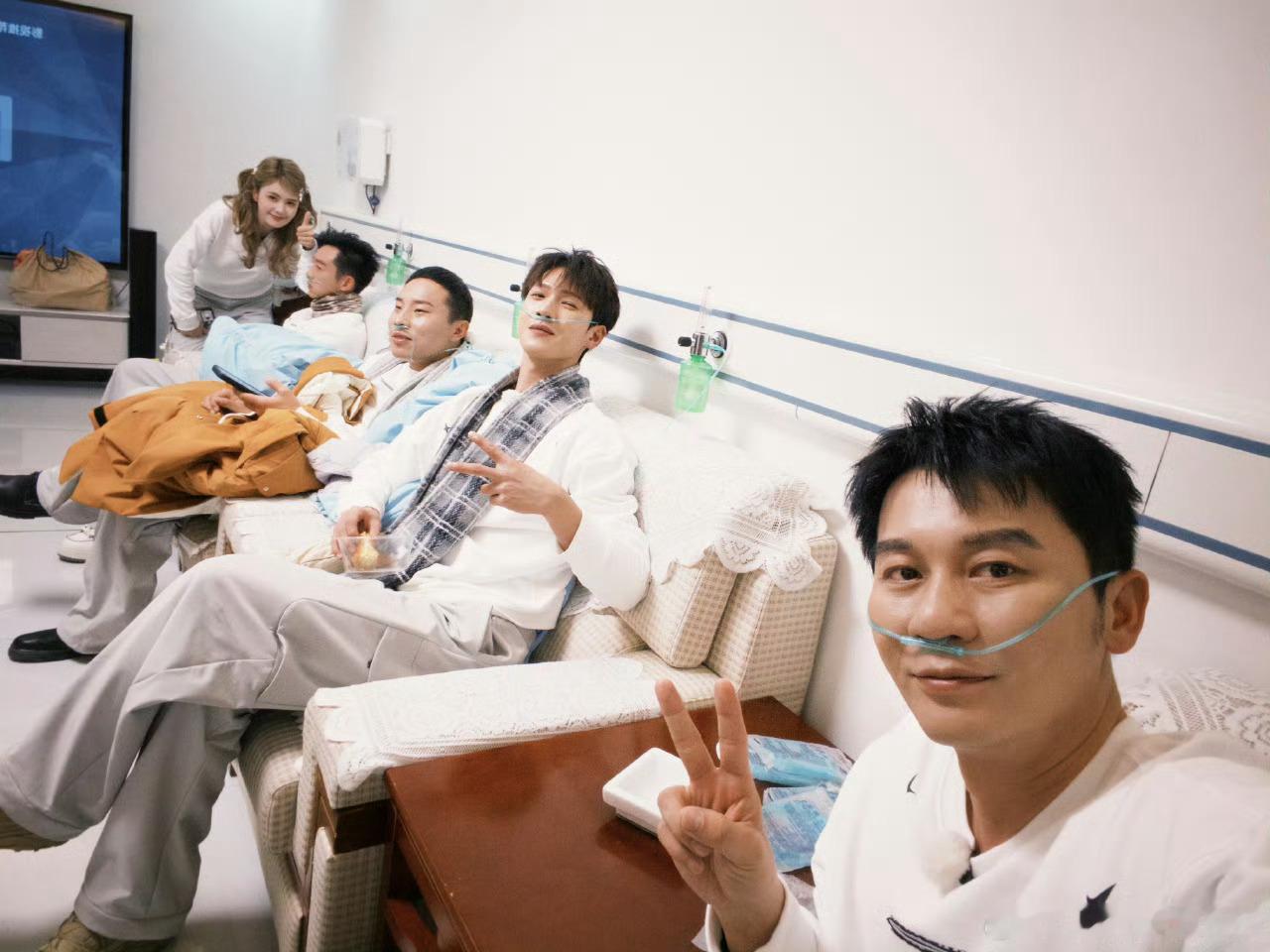 奔跑吧所有人的魔童是白鹿吧，其他人都在吸氧，就她在一旁活蹦乱跳。