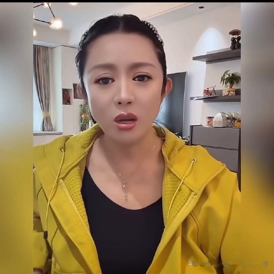 刘能前妻温美玲在直播的时候，有粉丝问她为什么不再找个老伴，她说这辈子不可能再找老