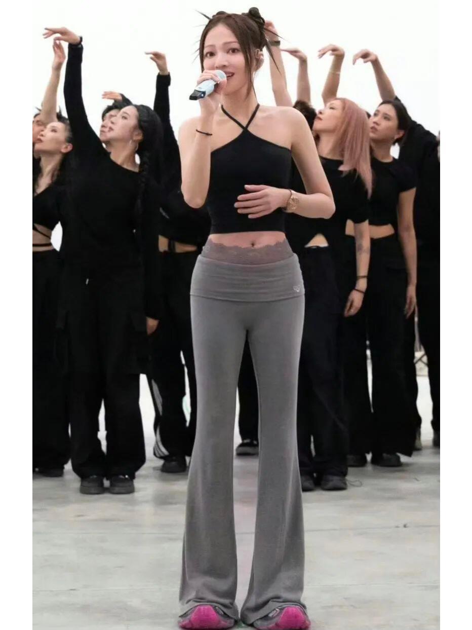 张韶涵，穿瑜伽裤唱歌，身材也太顶了
