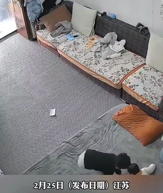 万万没有想到，江苏，妈妈有事准备出门，出门前就让大点的儿子，照顾一下还不会走路的
