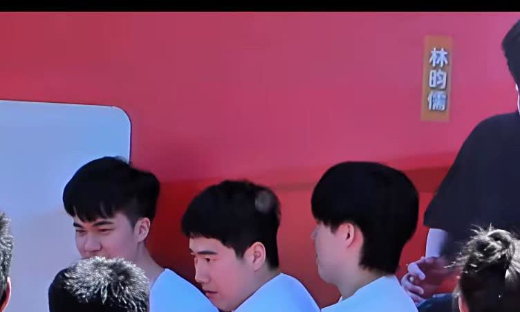 霸州双甜真的是甜到齁。大头和梁甜甜在参加活动的时候，还得贴贴抱抱的。