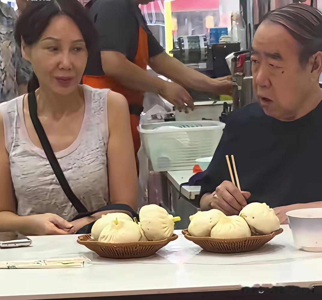 贾平凹和小他17岁的妻子罕见一起外出吃包子，郭梅是他第二任妻子，八十年代改革之